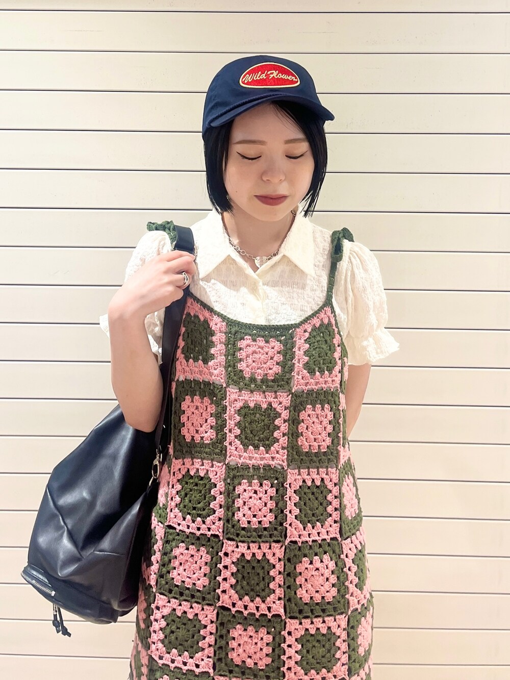 ホワイト系のシャツ/ブラウス、グリーン系のチュニック、ブラック系のデニムパンツを着用したレディースの夏コーディネートの5枚目の写真