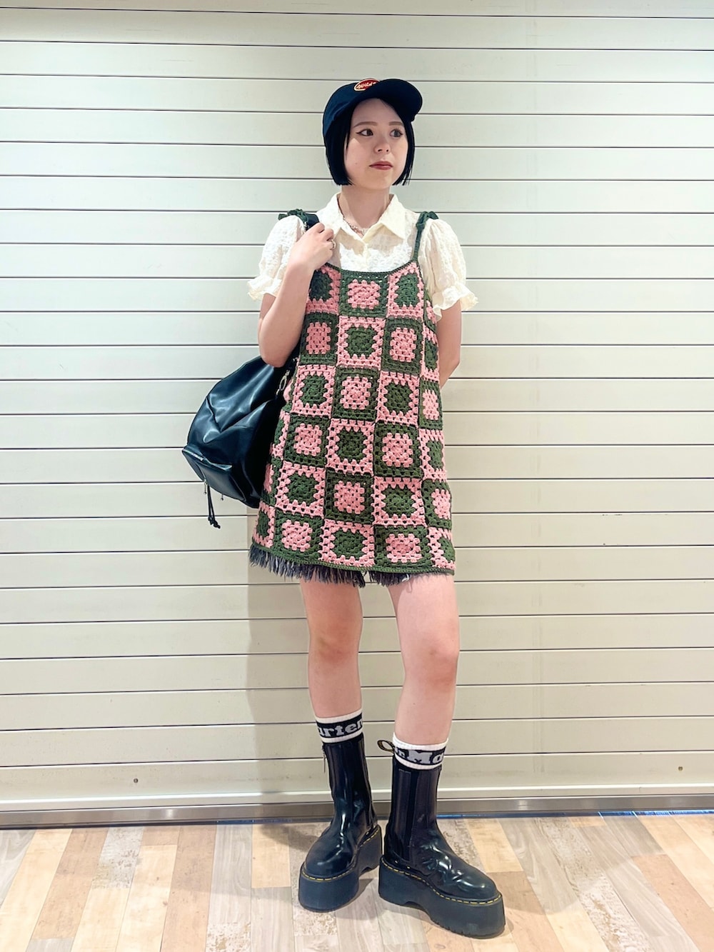 ホワイト系のシャツ/ブラウス、グリーン系のチュニック、ブラック系のデニムパンツを着用したレディースの夏コーディネートの2枚目の写真