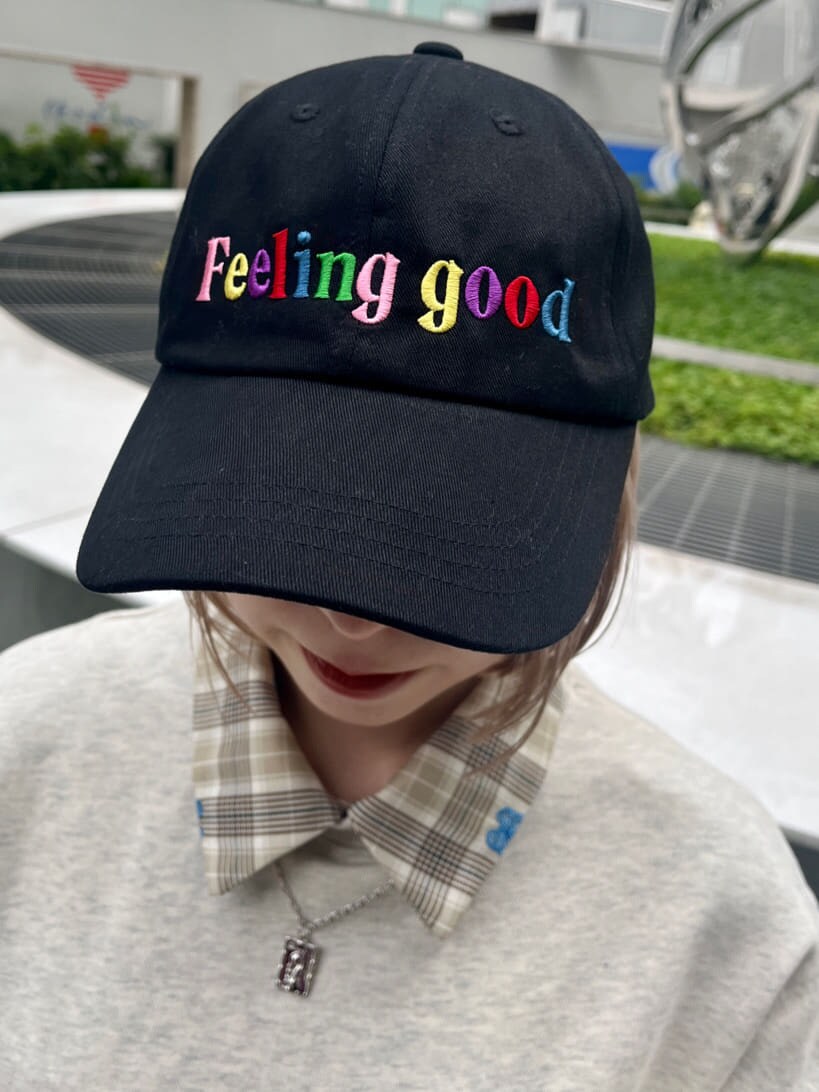 グレー系のスウェット、ベージュ系のシャツ/ブラウス、ブルー系のスカートを着用したレディースの秋コーディネートの8枚目の写真