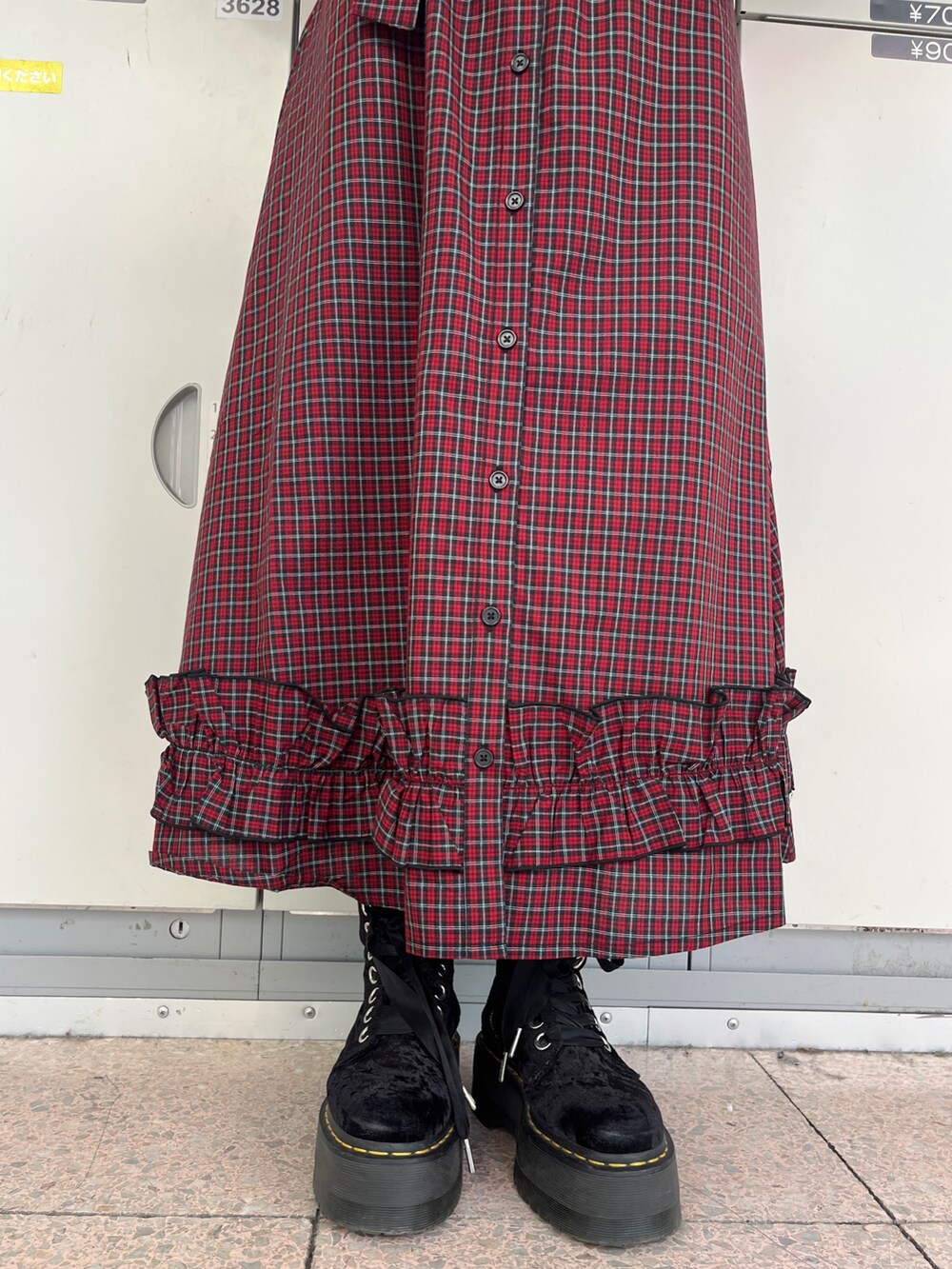 レッド系のワンピースを着用したレディースの春コーディネートの8枚目の写真