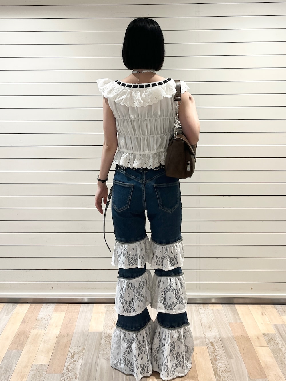 ホワイト系のシャツ/ブラウス、ブルー系のデニムパンツ、ブラウン系のハンドバッグを着用したレディースの春コーディネートの4枚目の写真