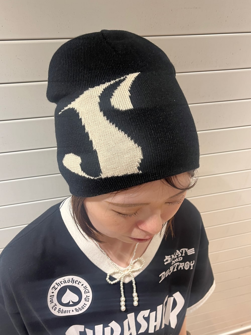 ブラック系のTシャツ/カットソー、ホワイト系のスカート、ブラック系のニットキャップ/ビーニーを着用したレディースの夏コーディネートの5枚目の写真