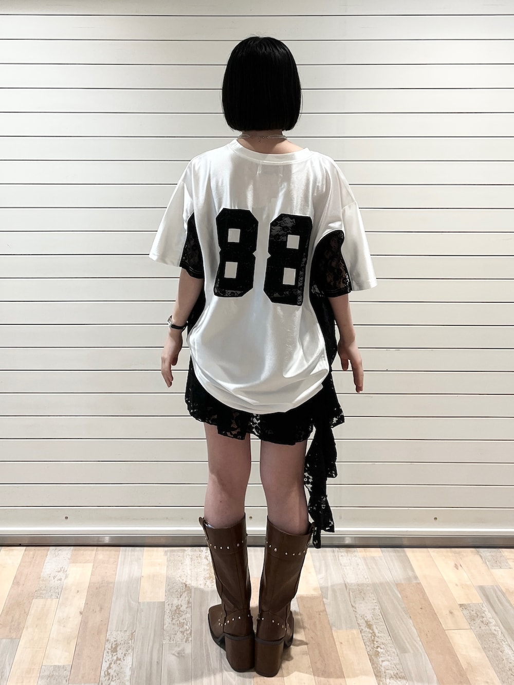 「ミニスカート、お出かけコーデ、低身長コーデ、モノトーン、スポーツミックス、ドライブ、女子会、シンプルスタイル、夏ファッション、低身長女子、春夏コーデ、ゆるコーデ、初夏コーデ、スカートコーデ、ロングブーツ」｜「jouetieのレースナンバリングルーズトップス（Tシャツ/カットソー、ホワイト系）」を使った、MOMOKAさん（骨格ウェーブ・レディース・153cm）の春コーディネートの4枚目の写真
