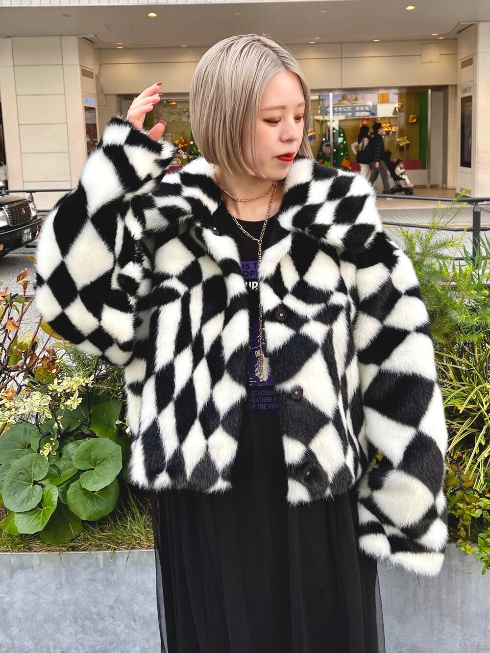 その他のその他アウター、ブラック系のワンピース、ゴールド系のネックレスを着用したレディースの秋コーディネートの5枚目の写真