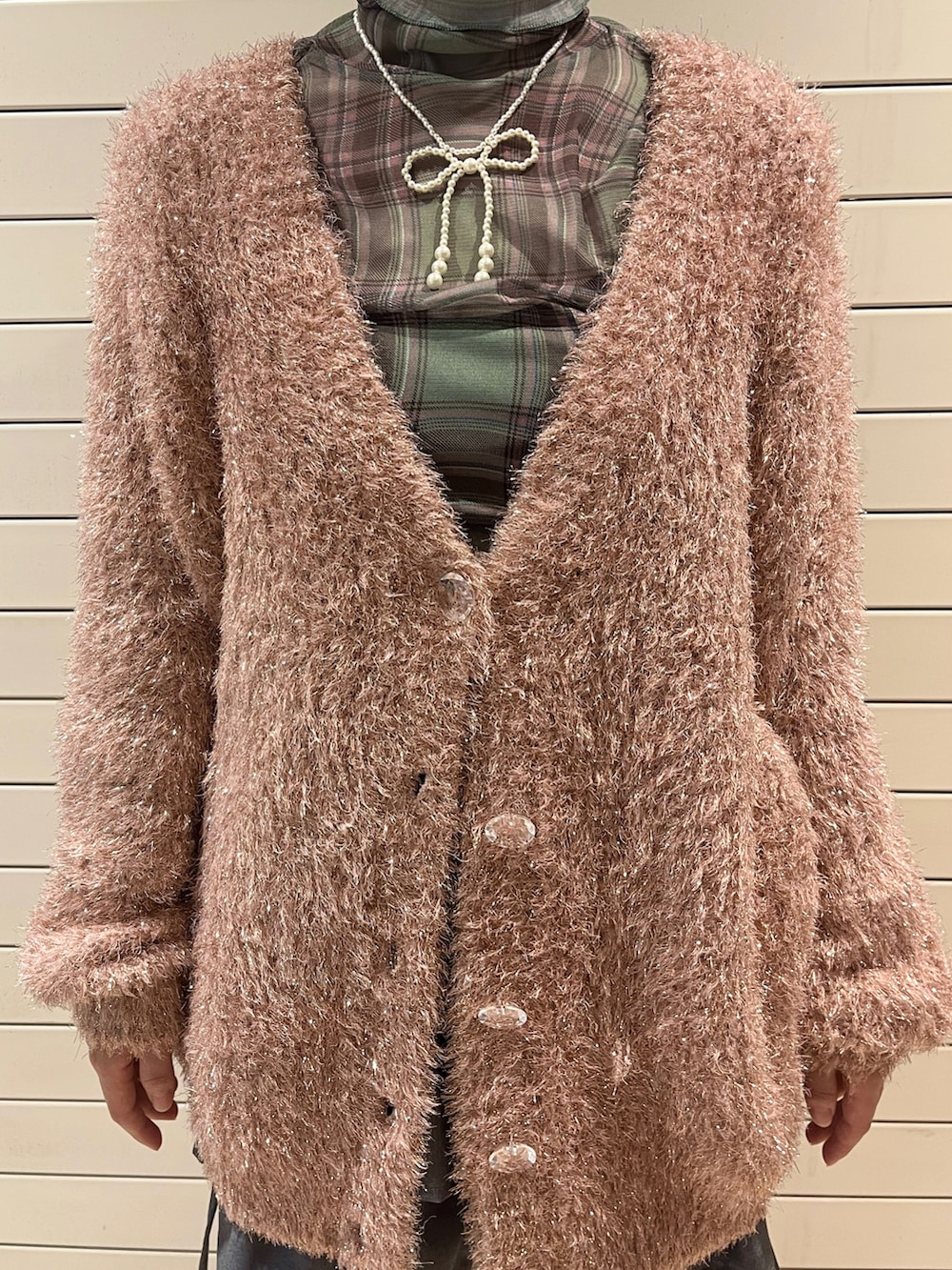 ピンク系のカーディガン/ボレロ、グレー系のスカート、グリーン系のTシャツ/カットソーを着用したレディースの夏コーディネートの7枚目の写真