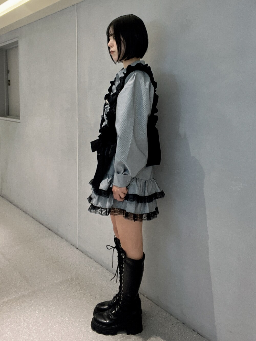 ブラック系のシャツ/ブラウス、ブラック系のブーツ、ブラック系のベルトを着用したレディースの秋コーディネートの4枚目の写真