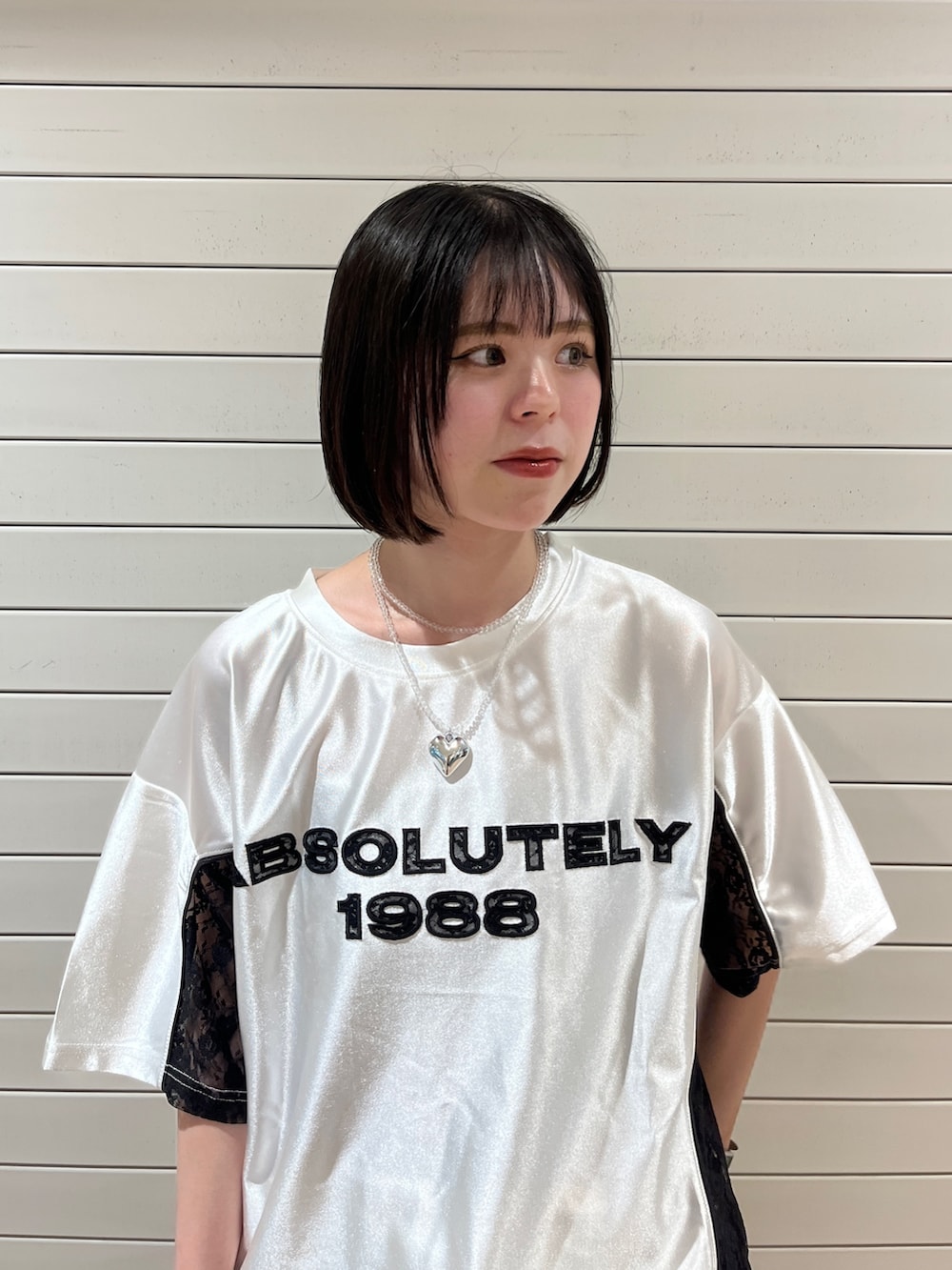 「ミニスカート、お出かけコーデ、低身長コーデ、モノトーン、スポーツミックス、ドライブ、女子会、シンプルスタイル、夏ファッション、低身長女子、春夏コーデ、ゆるコーデ、初夏コーデ、スカートコーデ、ロングブーツ」｜「jouetieのレースナンバリングルーズトップス（Tシャツ/カットソー、ホワイト系）」を使った、MOMOKAさん（骨格ウェーブ・レディース・153cm）の春コーディネートの5枚目の写真