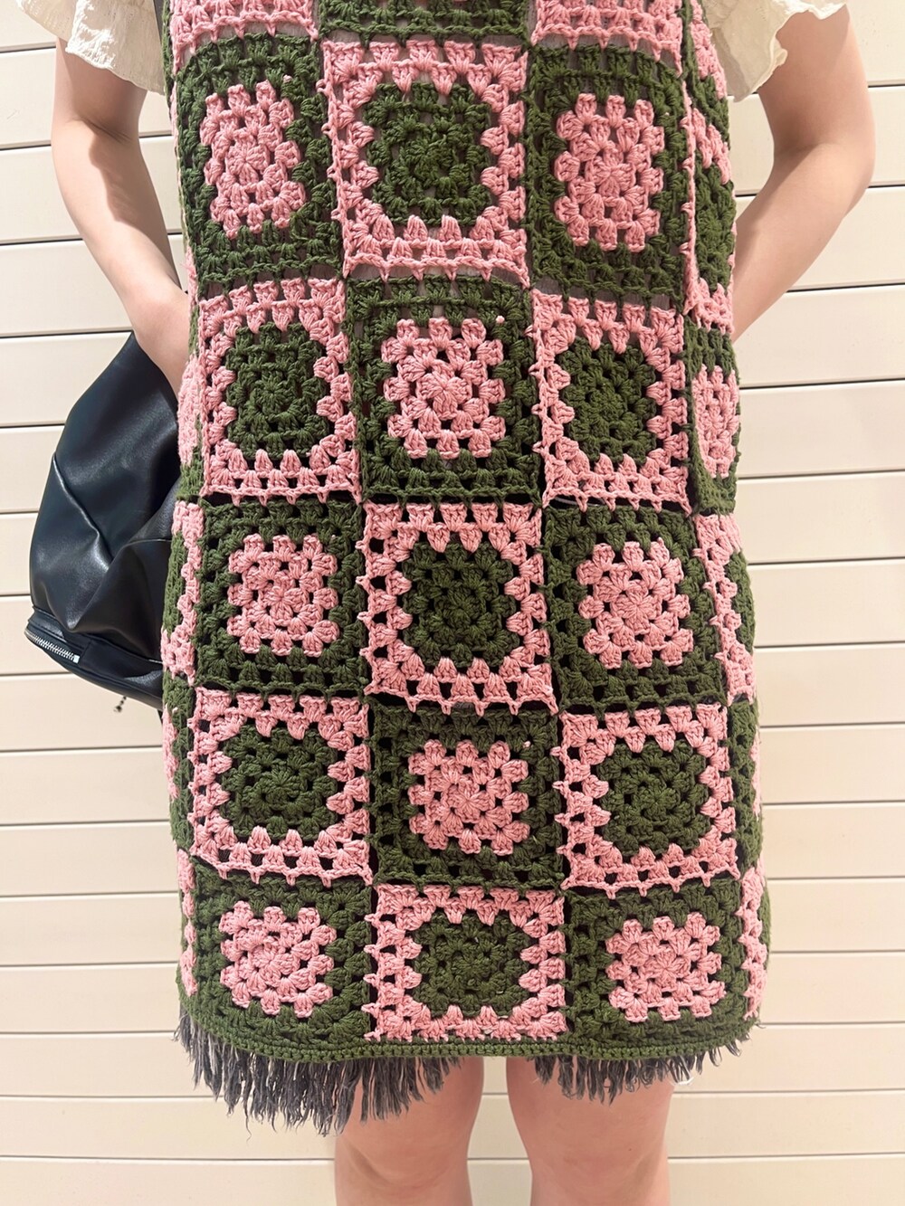 ホワイト系のシャツ/ブラウス、グリーン系のチュニック、ブラック系のデニムパンツを着用したレディースの夏コーディネートの8枚目の写真