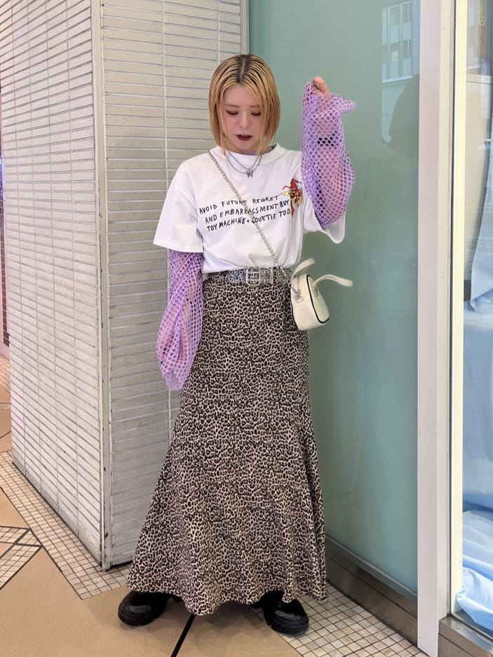 ブラウン系のスカート、パープル系のTシャツ/カットソー、ホワイト系のTシャツ/カットソーを着用したレディースの夏コーディネートの2枚目の写真