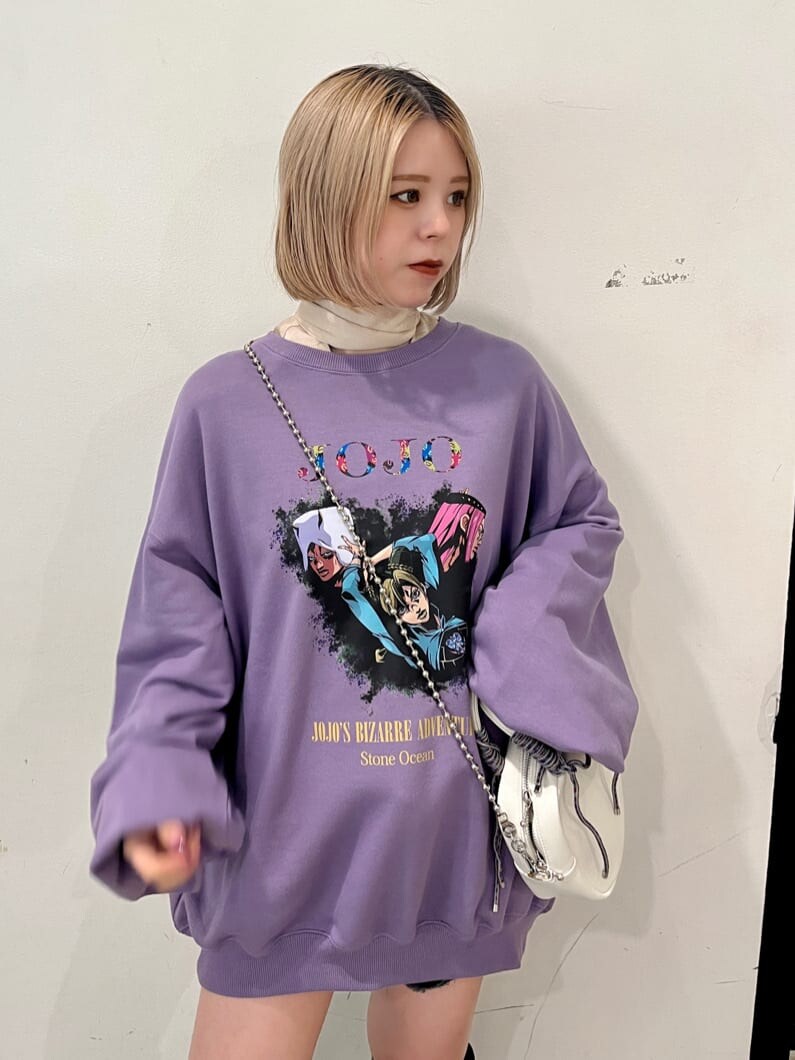 ブラック系のブーツ、ホワイト系のシャツ/ブラウス、パープル系のスウェットを着用したレディースの秋コーディネートの5枚目の写真