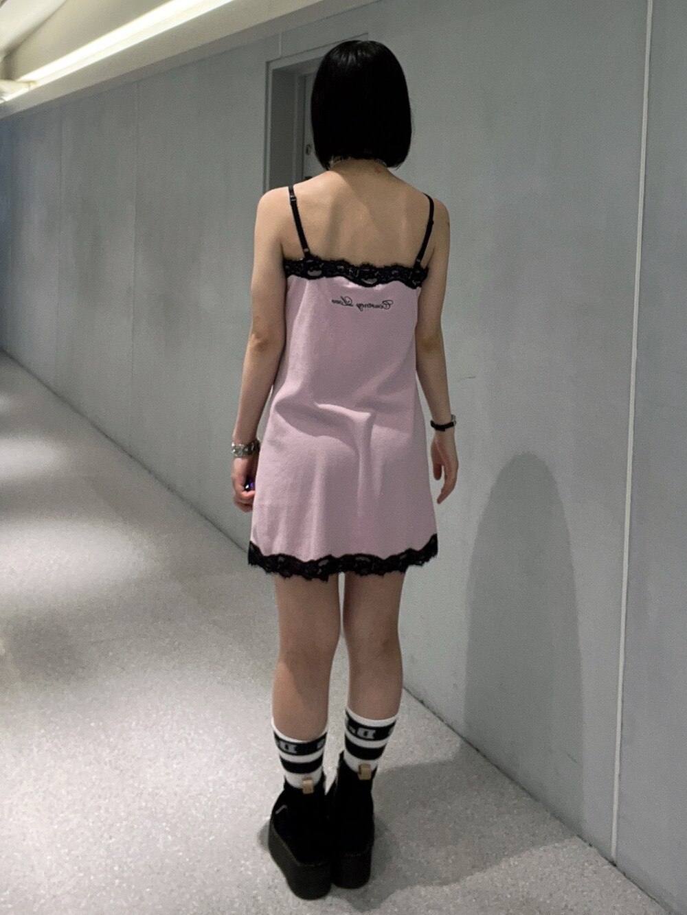 ピンク系のワンピース、ブラック系のチョーカーを着用したレディースの夏コーディネートの4枚目の写真