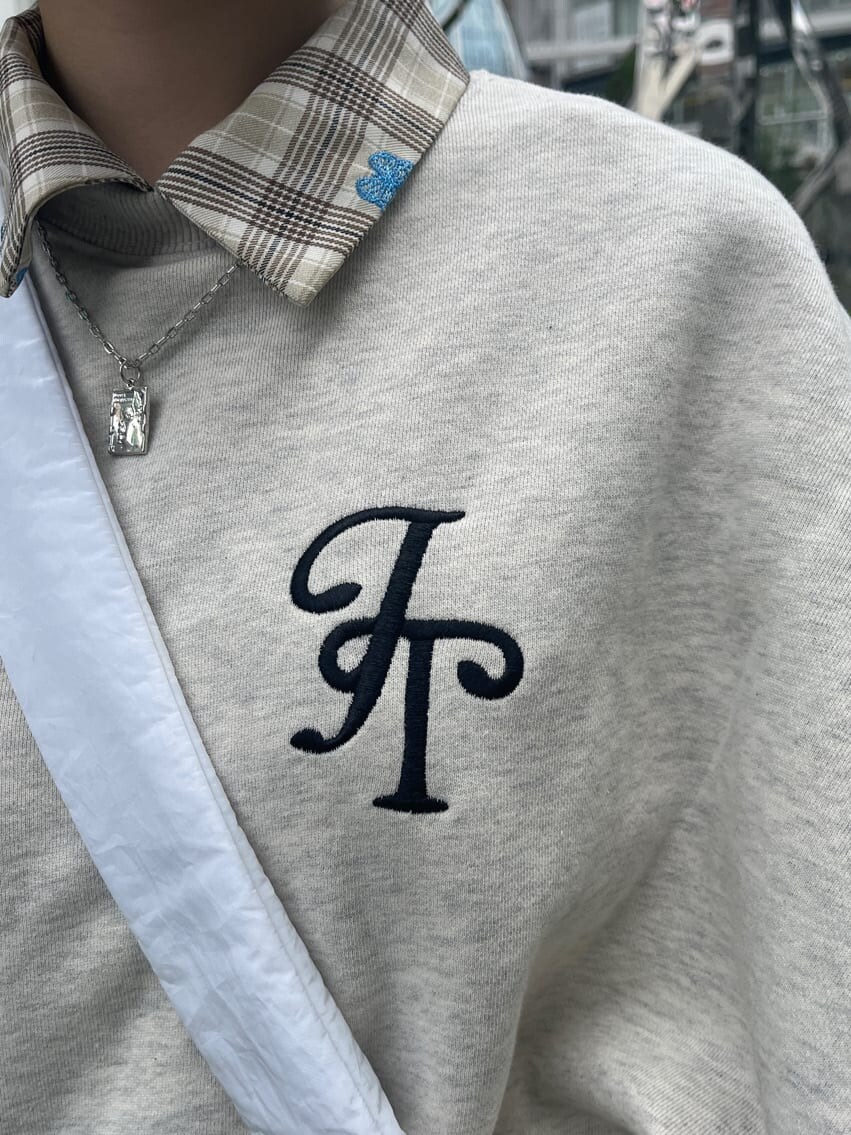 グレー系のスウェット、ベージュ系のシャツ/ブラウス、ブルー系のスカートを着用したレディースの秋コーディネートの5枚目の写真