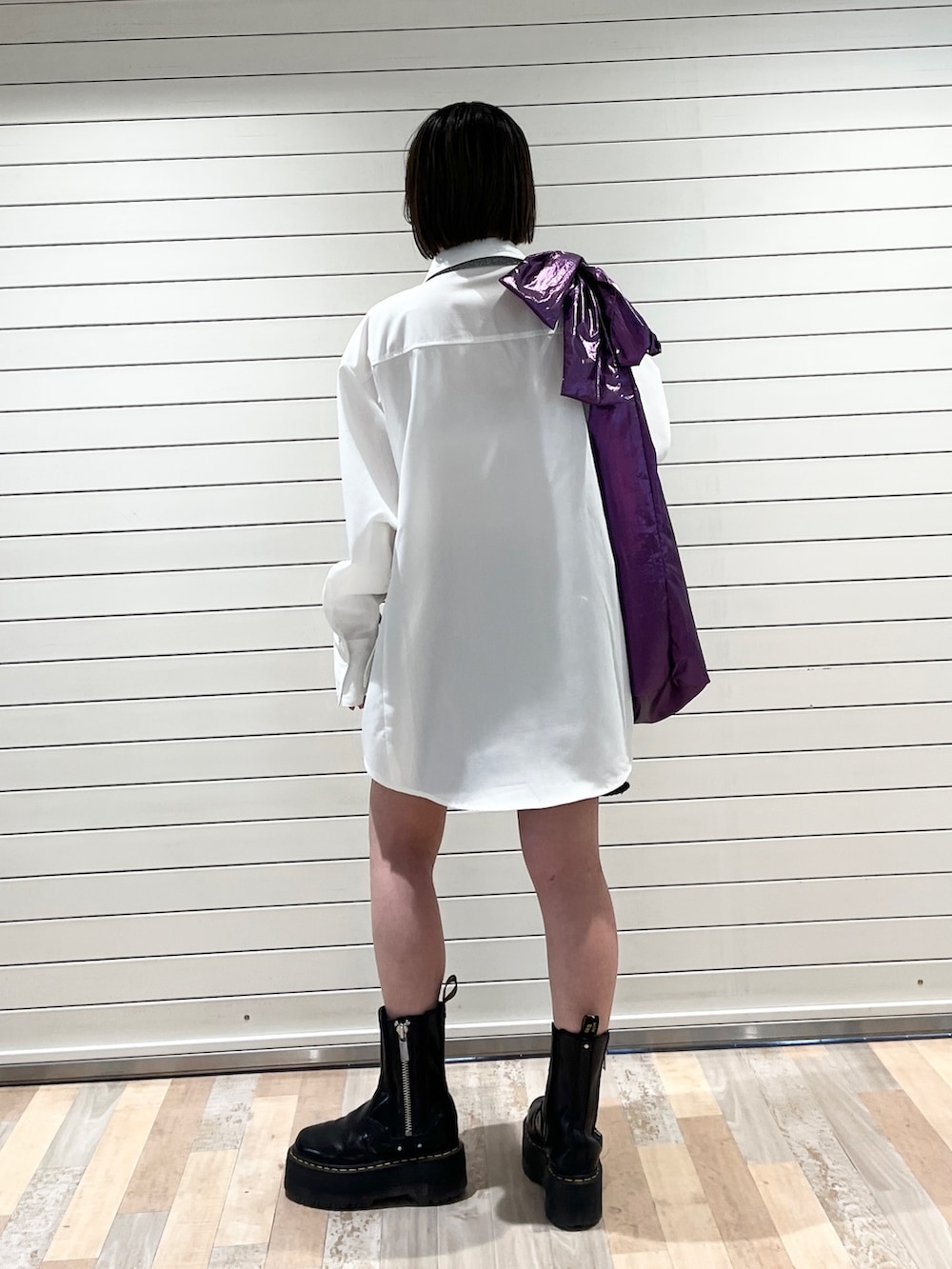 ホワイト系のシャツ/ブラウス、シルバー系のネクタイ、パープル系のトートバッグを着用したレディースの春コーディネートの3枚目の写真