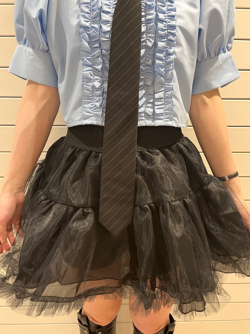 ブルー系のシャツ/ブラウス、ブラック系のネクタイ、ブラック系のスカートを着用したレディースの夏コーディネートの9枚目の写真