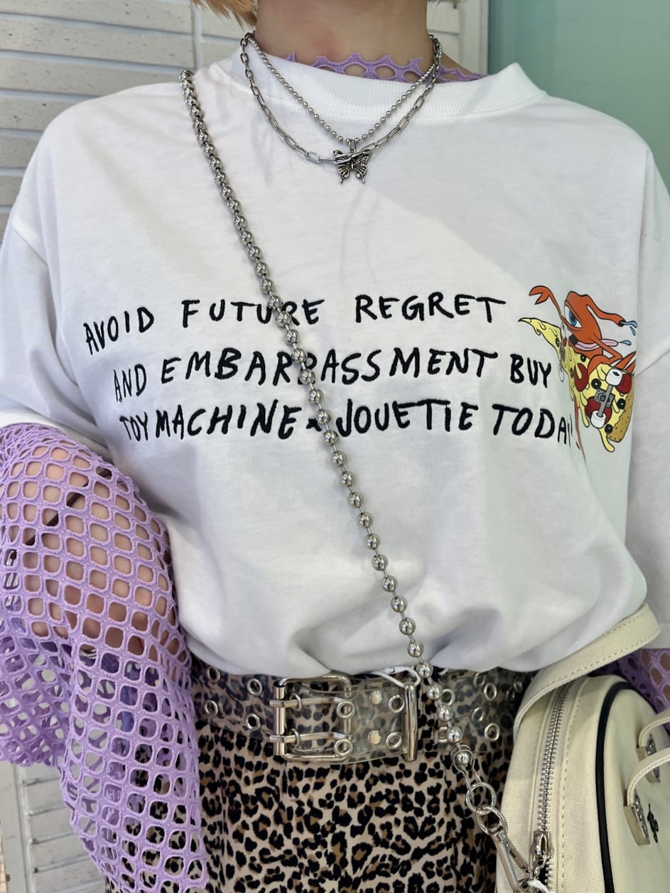 ブラウン系のスカート、パープル系のTシャツ/カットソー、ホワイト系のTシャツ/カットソーを着用したレディースの夏コーディネートの6枚目の写真