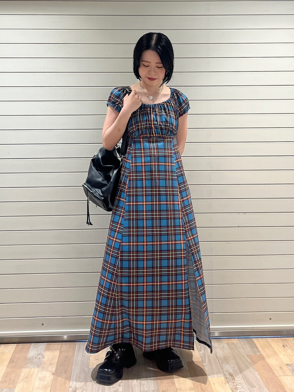 ブラック系のバレエシューズ、ブラック系のバックパック/リュック、ブルー系のワンピースを着用したレディースの夏コーディネートの2枚目の写真