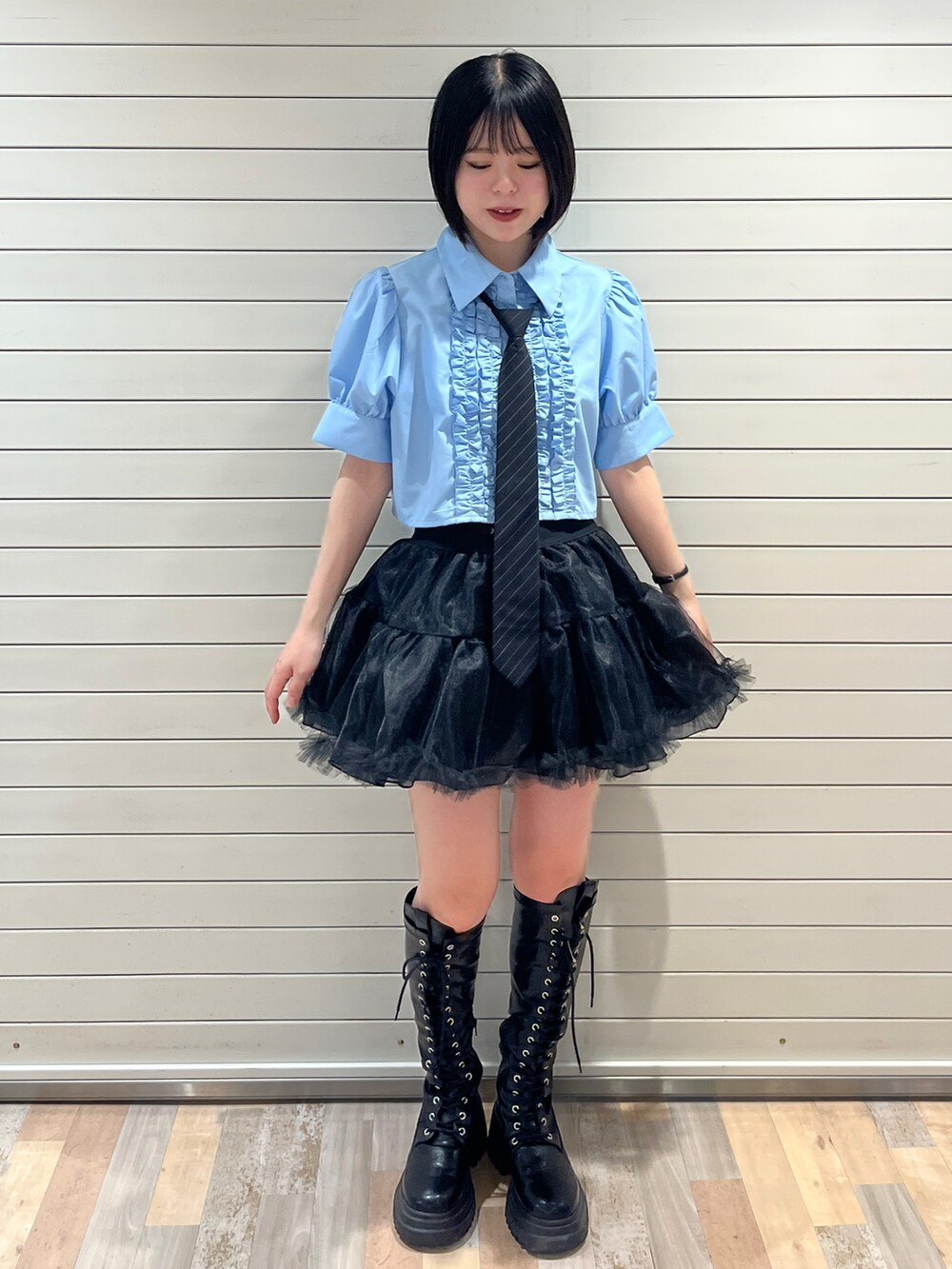 ブルー系のシャツ/ブラウス、ブラック系のネクタイ、ブラック系のスカートを着用したレディースの夏コーディネートの2枚目の写真