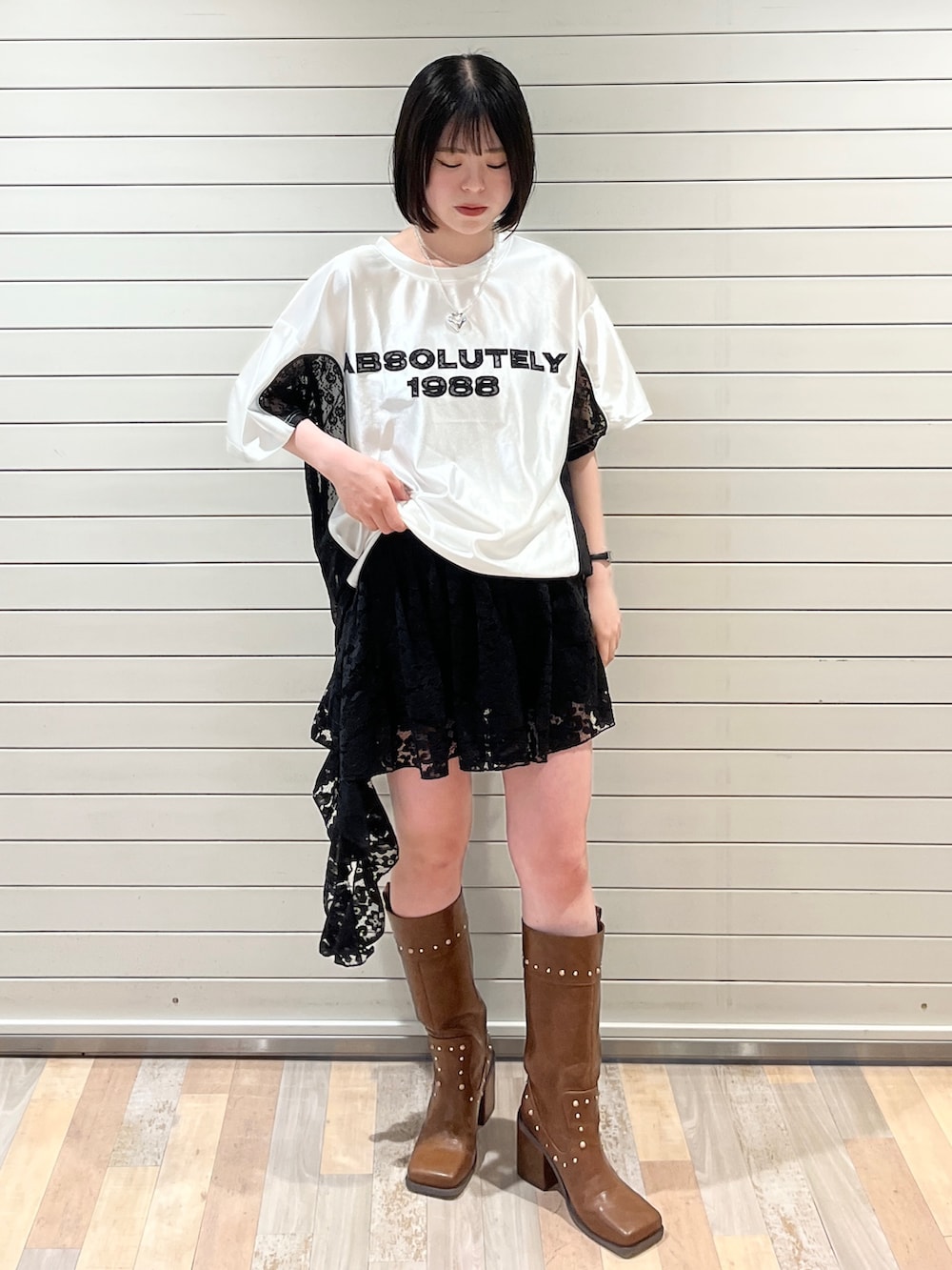「ミニスカート、お出かけコーデ、低身長コーデ、モノトーン、スポーツミックス、ドライブ、女子会、シンプルスタイル、夏ファッション、低身長女子、春夏コーデ、ゆるコーデ、初夏コーデ、スカートコーデ、ロングブーツ」｜「jouetieのレースナンバリングルーズトップス（Tシャツ/カットソー、ホワイト系）」を使った、MOMOKAさん（骨格ウェーブ・レディース・153cm）の春コーディネートの2枚目の写真