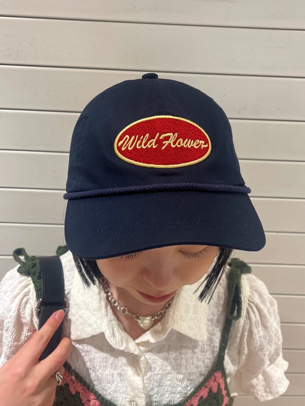 ホワイト系のシャツ/ブラウス、グリーン系のチュニック、ブラック系のデニムパンツを着用したレディースの夏コーディネートの6枚目の写真