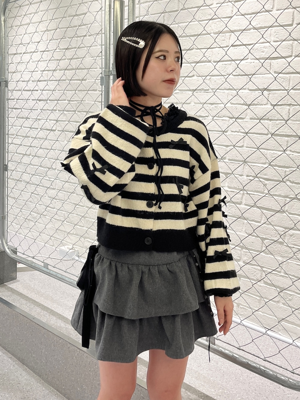 その他のカーディガン/ボレロ、ブラック系のTシャツ/カットソー、グレー系のスカートを着用したレディースの冬コーディネートの5枚目の写真