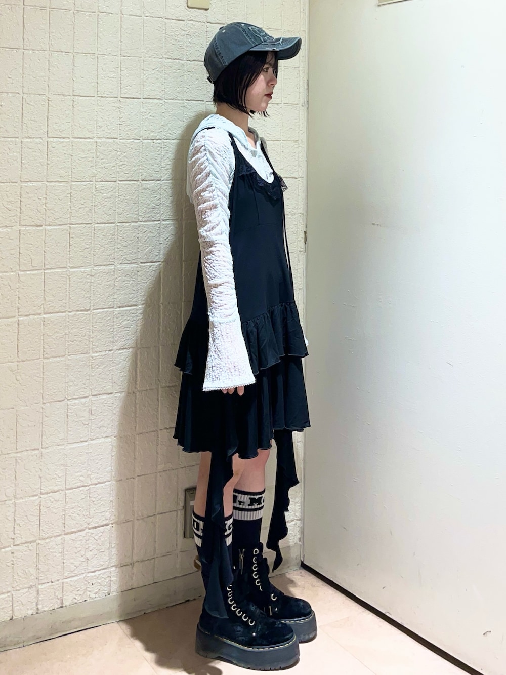 ブラック系のワンピース、ブルー系のTシャツ/カットソー、ブラック系のキャップを着用したレディースの夏コーディネートの3枚目の写真