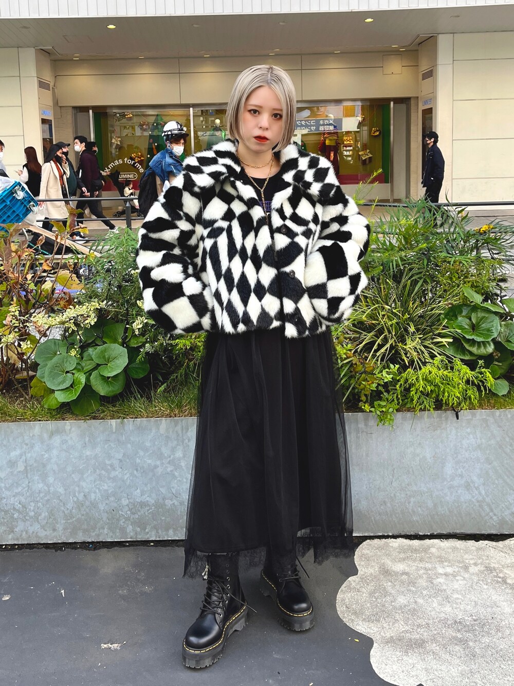 その他のその他アウター、ブラック系のワンピース、ゴールド系のネックレスを着用したレディースの秋コーディネートの2枚目の写真