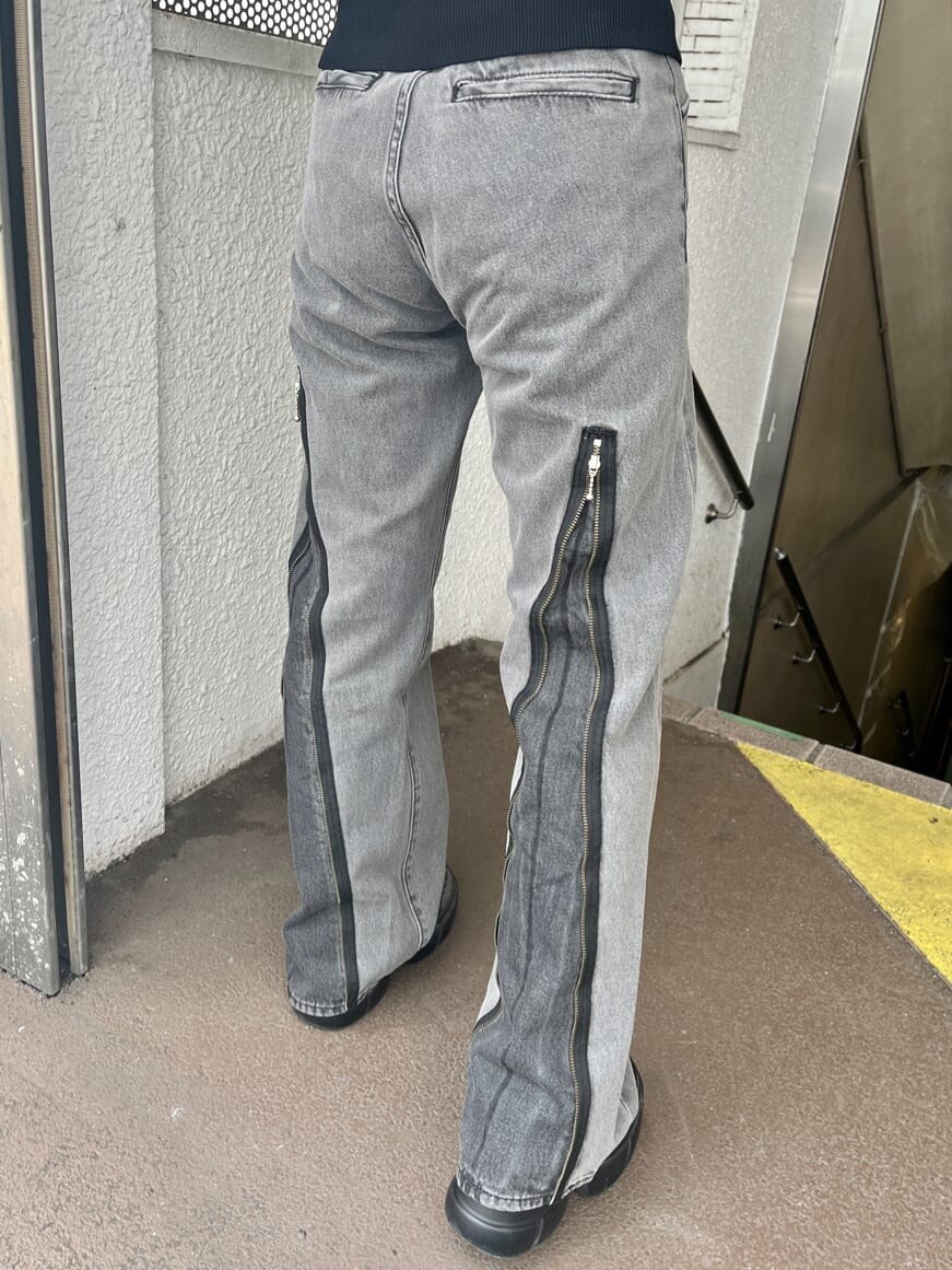 ブラック系のデニムパンツ、ブラック系のニット/セーター、イエロー系のボストンバッグを着用したレディースの夏コーディネートの8枚目の写真