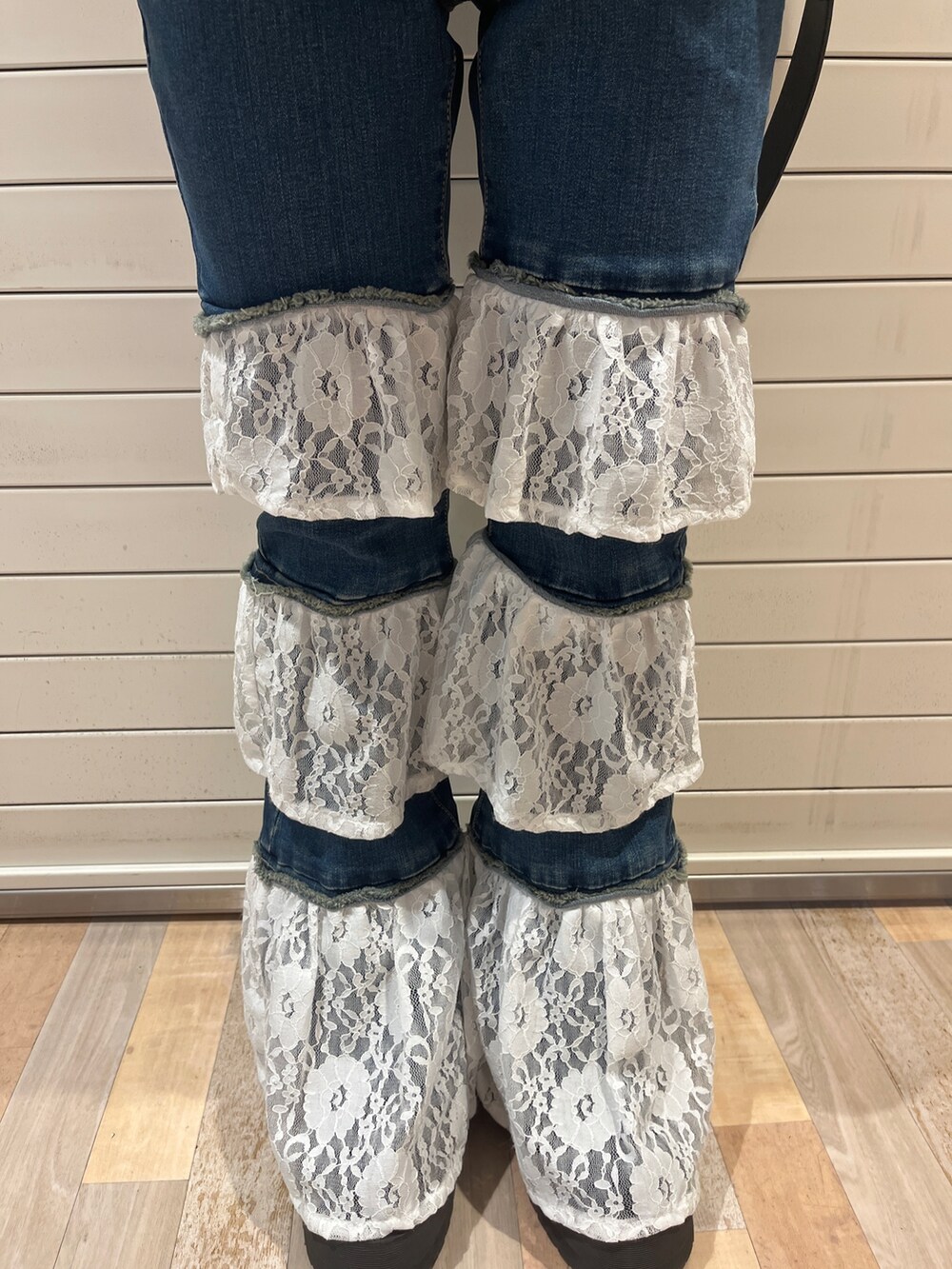 ホワイト系のシャツ/ブラウス、ブルー系のデニムパンツ、ブラウン系のハンドバッグを着用したレディースの春コーディネートの8枚目の写真