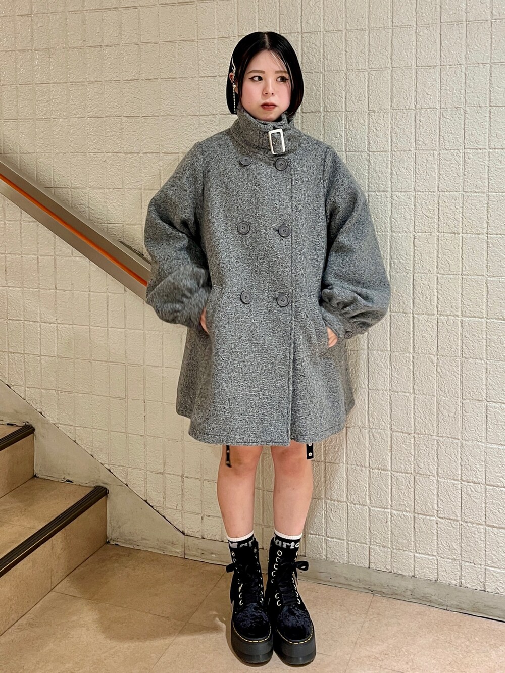 グレー系のその他アウター、ブラック系のヘアピンを着用したレディースの秋コーディネートの2枚目の写真