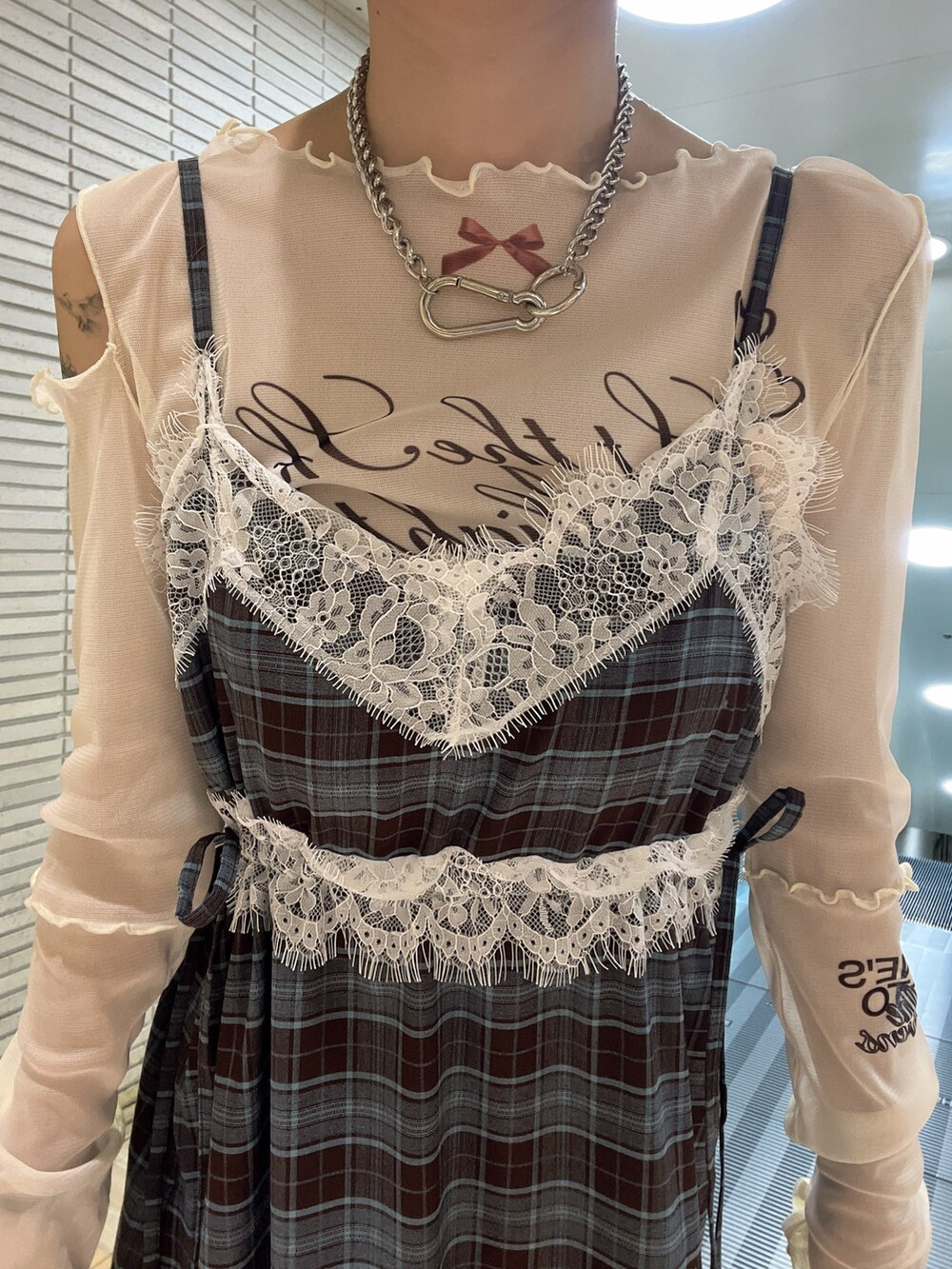 ホワイト系のTシャツ/カットソー、ブラウン系のワンピース、シルバー系のネックレスを着用したレディースの秋コーディネートの6枚目の写真