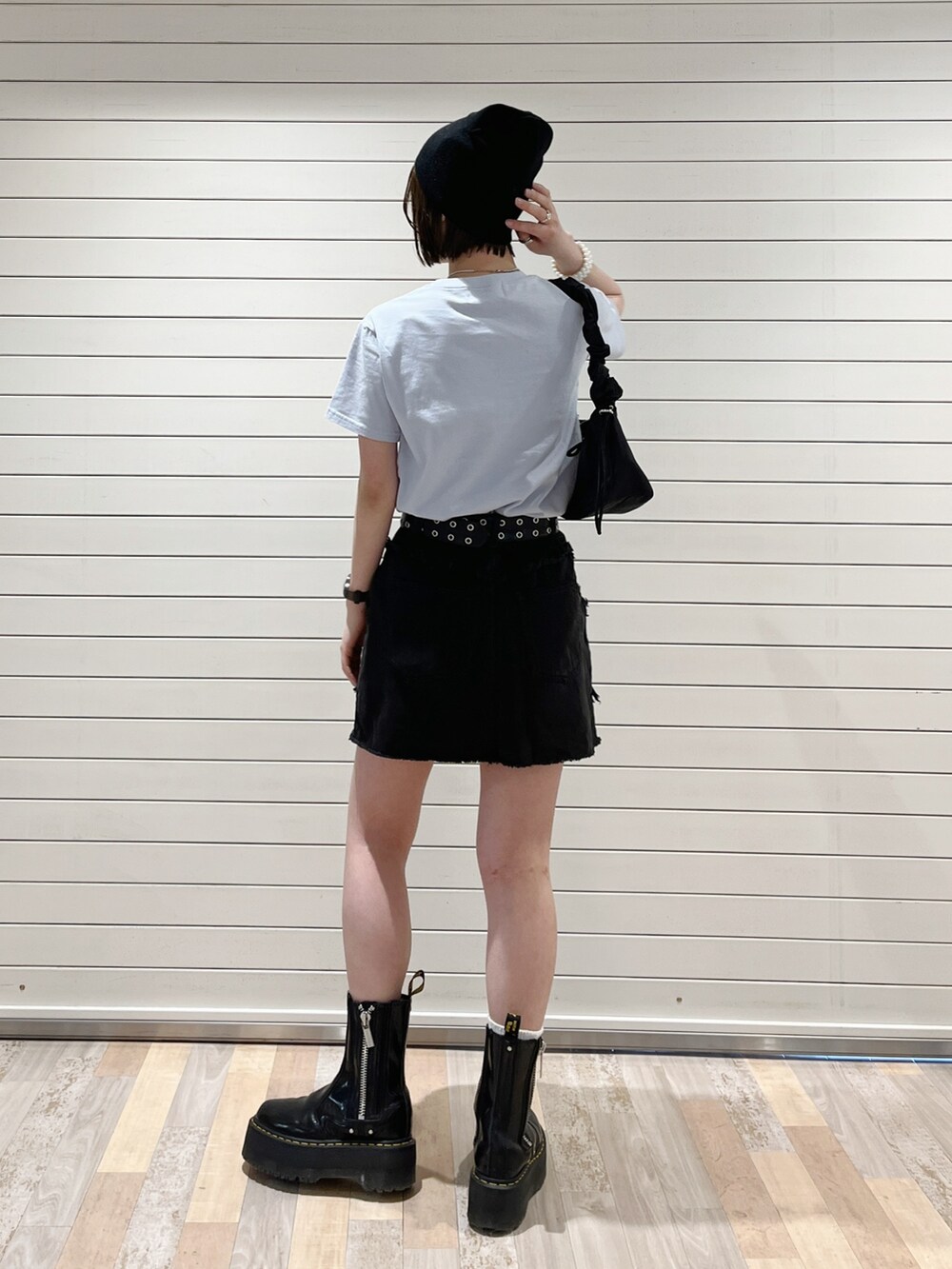 ブラック系のショルダーバッグ、ブラック系のスカート、ブルー系のTシャツ/カットソーを着用したレディースの春コーディネートの4枚目の写真