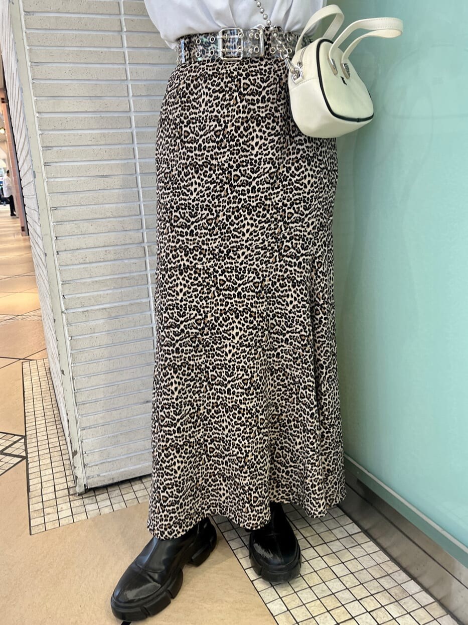 ブラウン系のスカート、パープル系のTシャツ/カットソー、ホワイト系のTシャツ/カットソーを着用したレディースの夏コーディネートの8枚目の写真