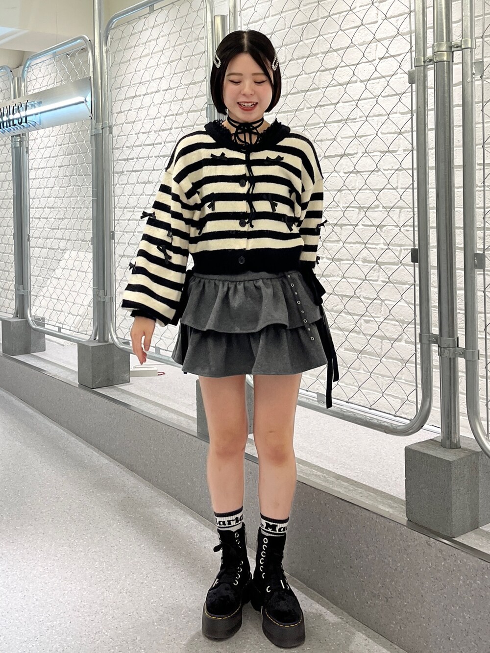 その他のカーディガン/ボレロ、ブラック系のTシャツ/カットソー、グレー系のスカートを着用したレディースの冬コーディネートの2枚目の写真