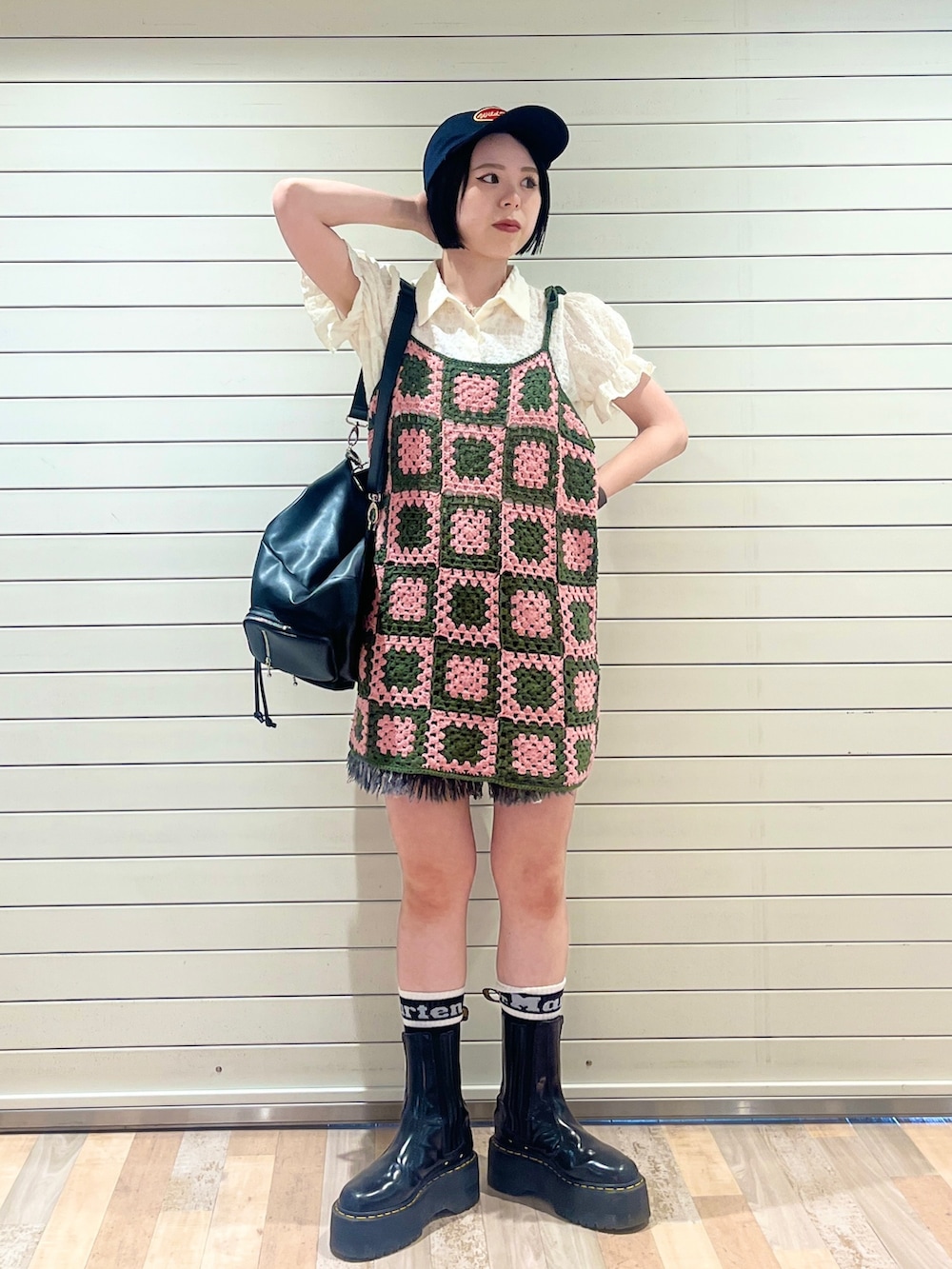 ホワイト系のシャツ/ブラウス、グリーン系のチュニック、ブラック系のデニムパンツを着用したレディースの夏コーディネートの3枚目の写真