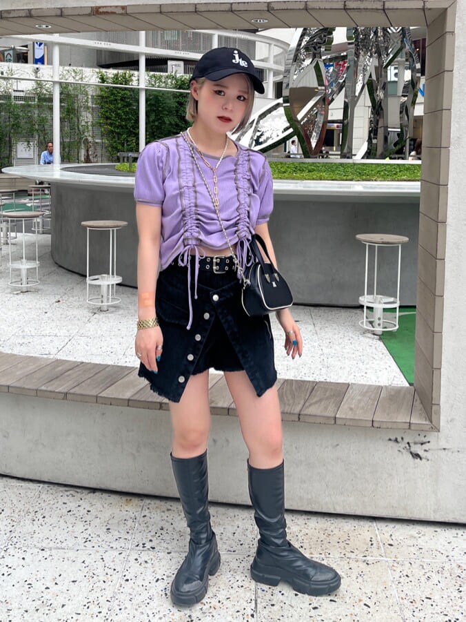 ブラック系のその他パンツ、ブラック系のボストンバッグ、パープル系のTシャツ/カットソーを着用したレディースの夏コーディネートの2枚目の写真