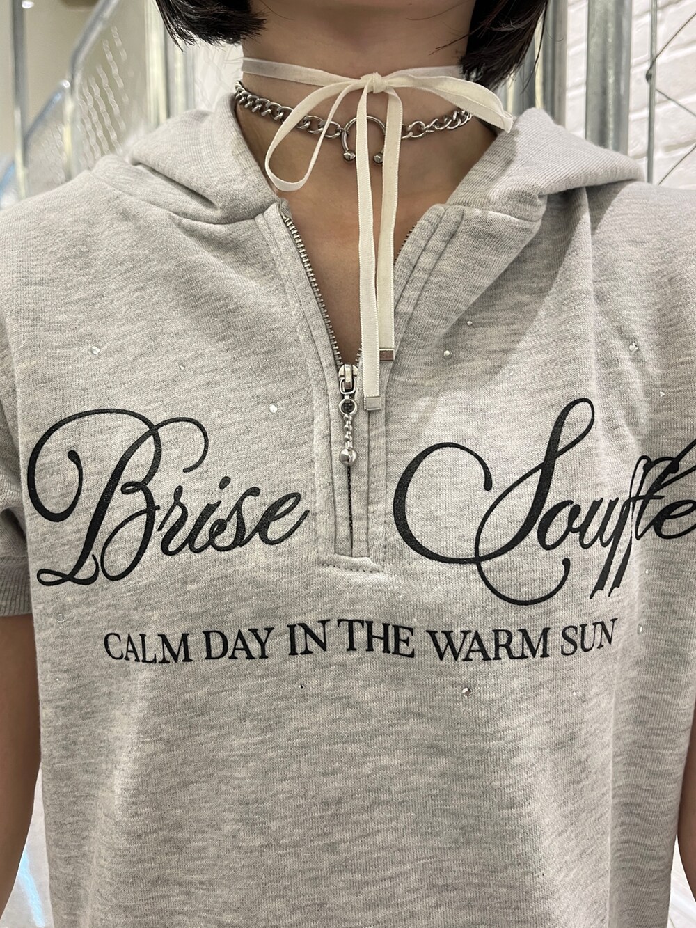 グレー系のワンピース、ブラック系のキャップ、ブラック系のチョーカーを着用したレディースの夏コーディネートの6枚目の写真