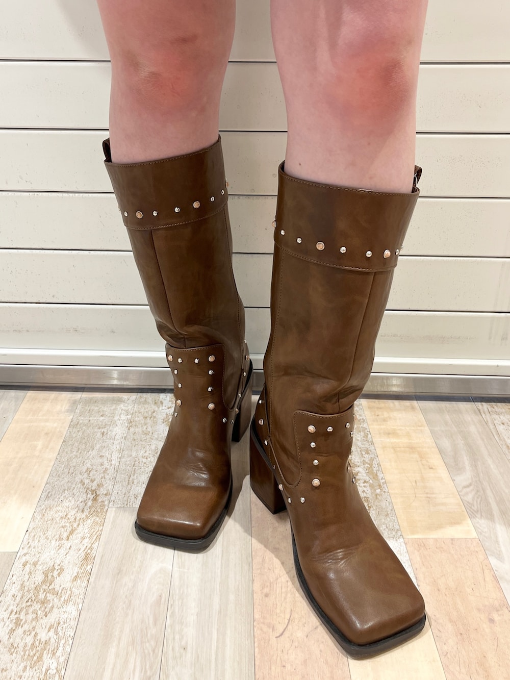 ブルー系のワンピース、ブラック系のその他パンツ、ブラウン系のブーツを着用したレディースの夏コーディネートの8枚目の写真