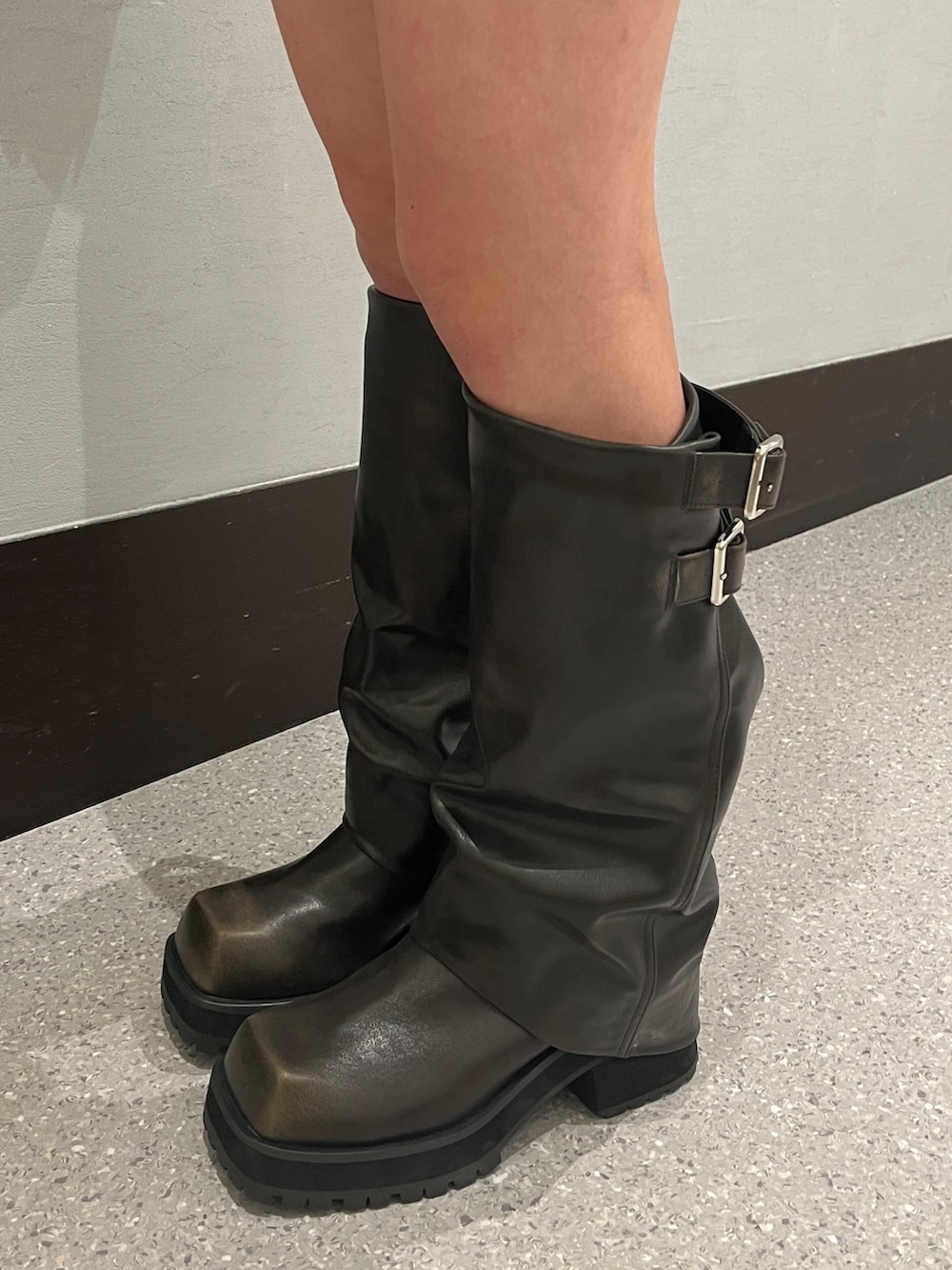 ブラック系のニット/セーター、ブラウン系のスカート、ブラック系のショルダーバッグを着用したレディースの秋コーディネートの10枚目の写真