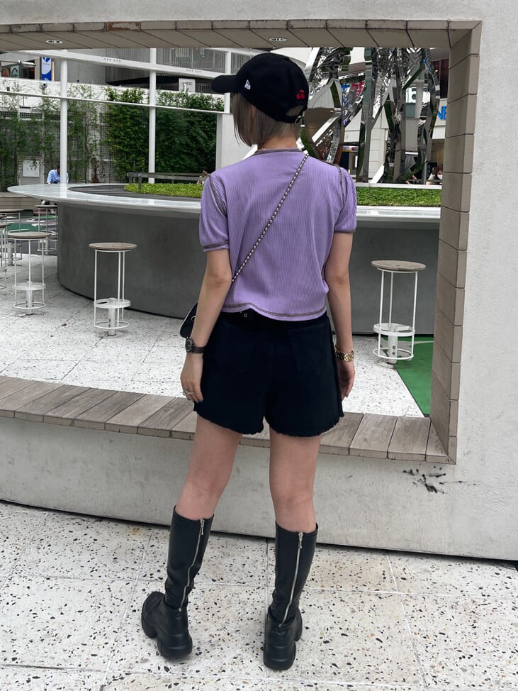 ブラック系のその他パンツ、ブラック系のボストンバッグ、パープル系のTシャツ/カットソーを着用したレディースの夏コーディネートの4枚目の写真