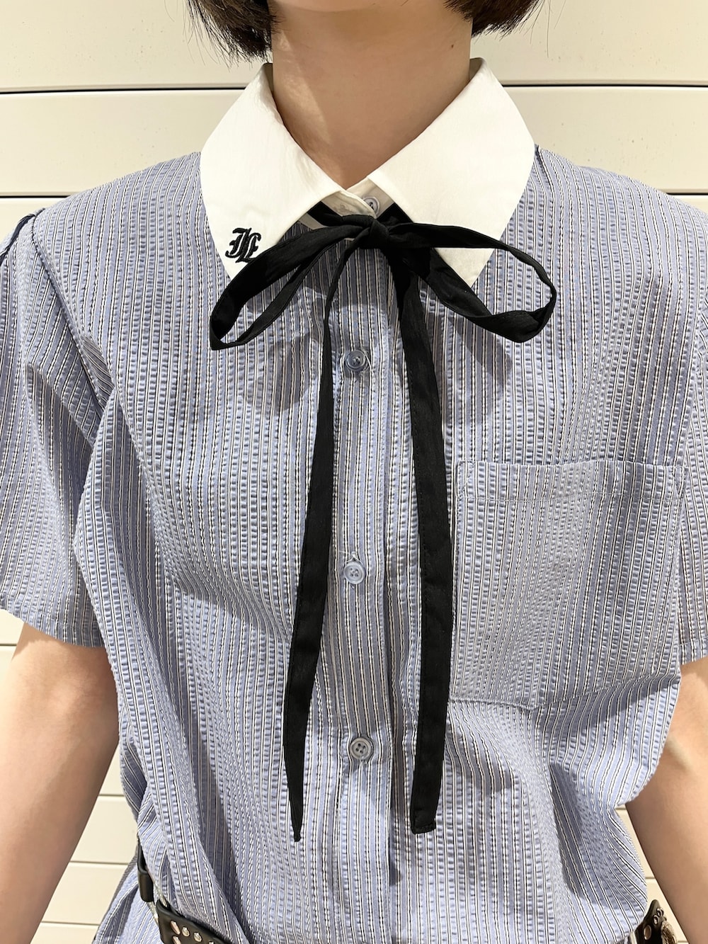 ブルー系のワンピース、ブラック系のその他パンツ、ブラウン系のブーツを着用したレディースの夏コーディネートの6枚目の写真