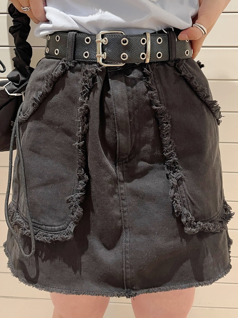 ブラック系のショルダーバッグ、ブラック系のスカート、ブルー系のTシャツ/カットソーを着用したレディースの春コーディネートの8枚目の写真