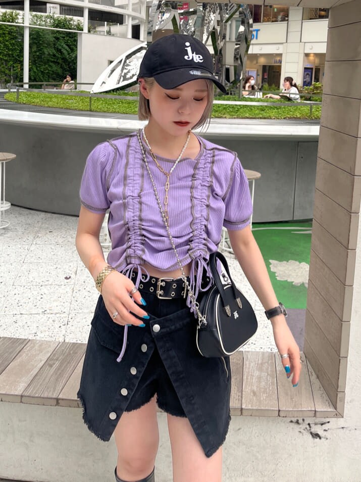 ブラック系のその他パンツ、ブラック系のボストンバッグ、パープル系のTシャツ/カットソーを着用したレディースの夏コーディネートの5枚目の写真