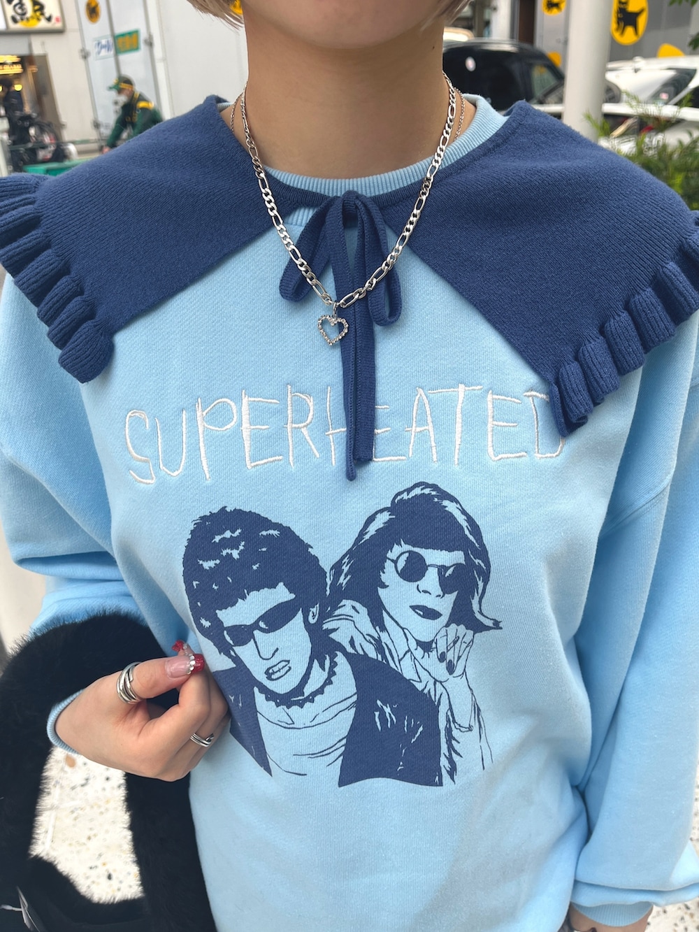 ブラック系のハンドバッグ、ブルー系のニット/セーター、グレー系のスカートを着用したレディースの冬コーディネートの6枚目の写真