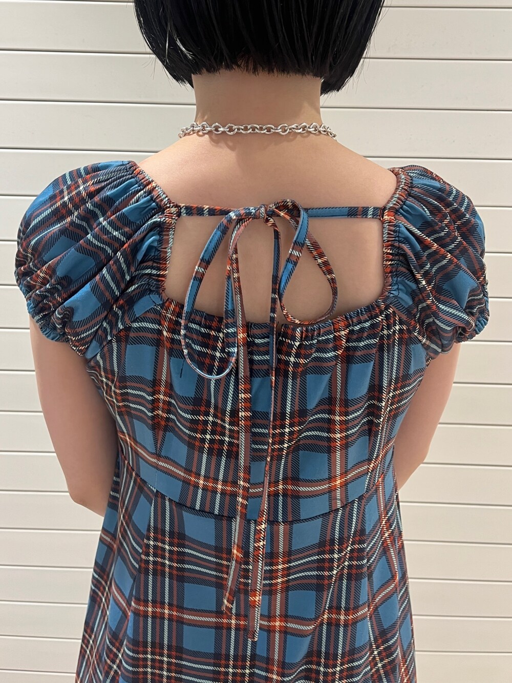 ブラック系のバレエシューズ、ブラック系のバックパック/リュック、ブルー系のワンピースを着用したレディースの夏コーディネートの9枚目の写真