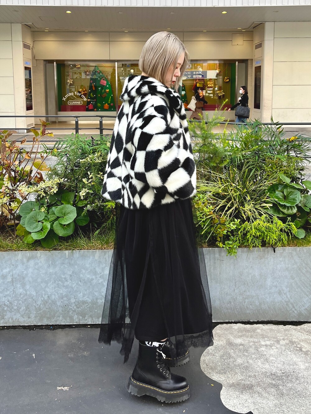 その他のその他アウター、ブラック系のワンピース、ゴールド系のネックレスを着用したレディースの秋コーディネートの3枚目の写真