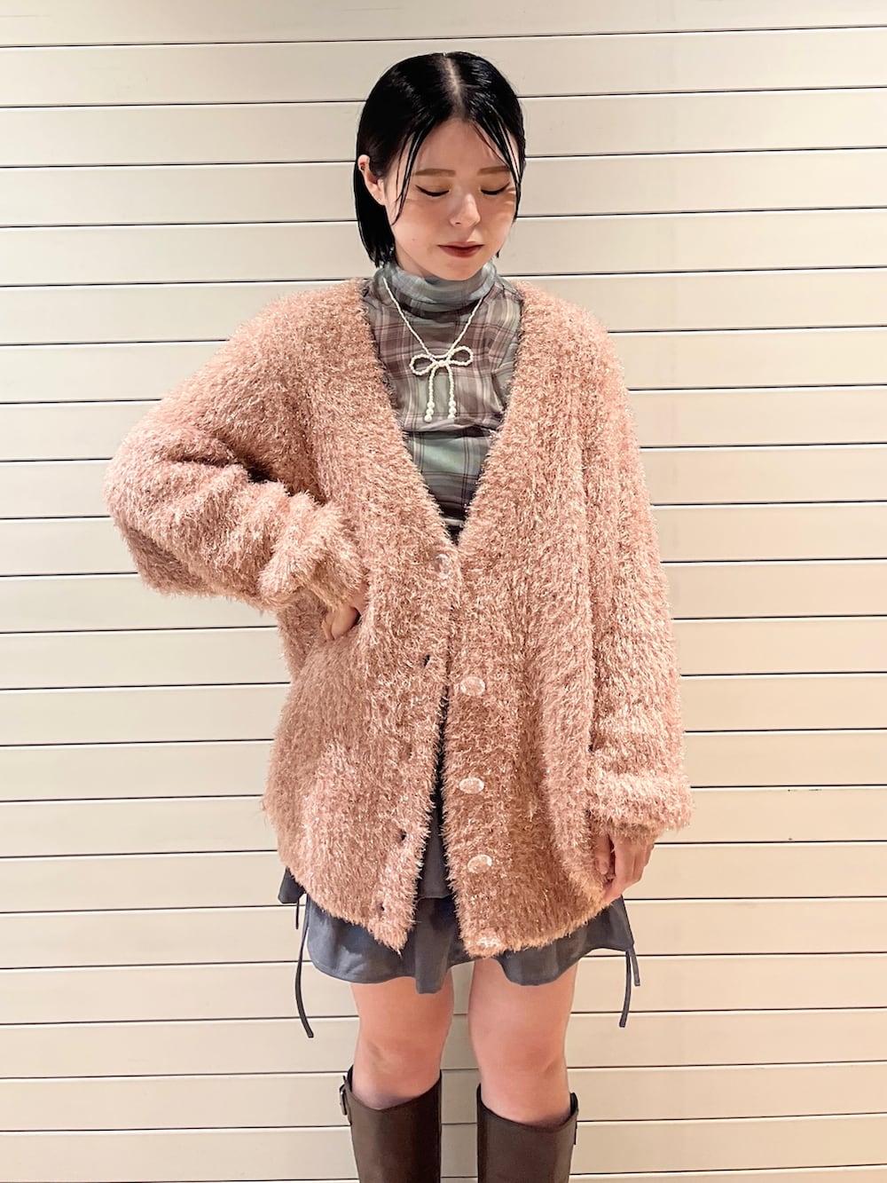 ピンク系のカーディガン/ボレロ、グレー系のスカート、グリーン系のTシャツ/カットソーを着用したレディースの夏コーディネートの6枚目の写真