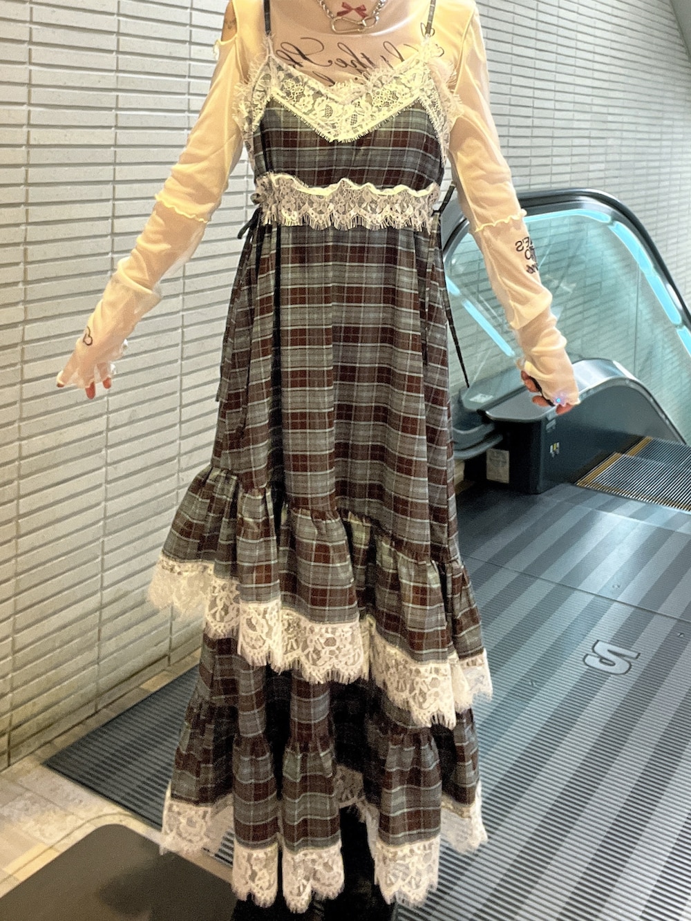 ホワイト系のTシャツ/カットソー、ブラウン系のワンピース、シルバー系のネックレスを着用したレディースの秋コーディネートの7枚目の写真