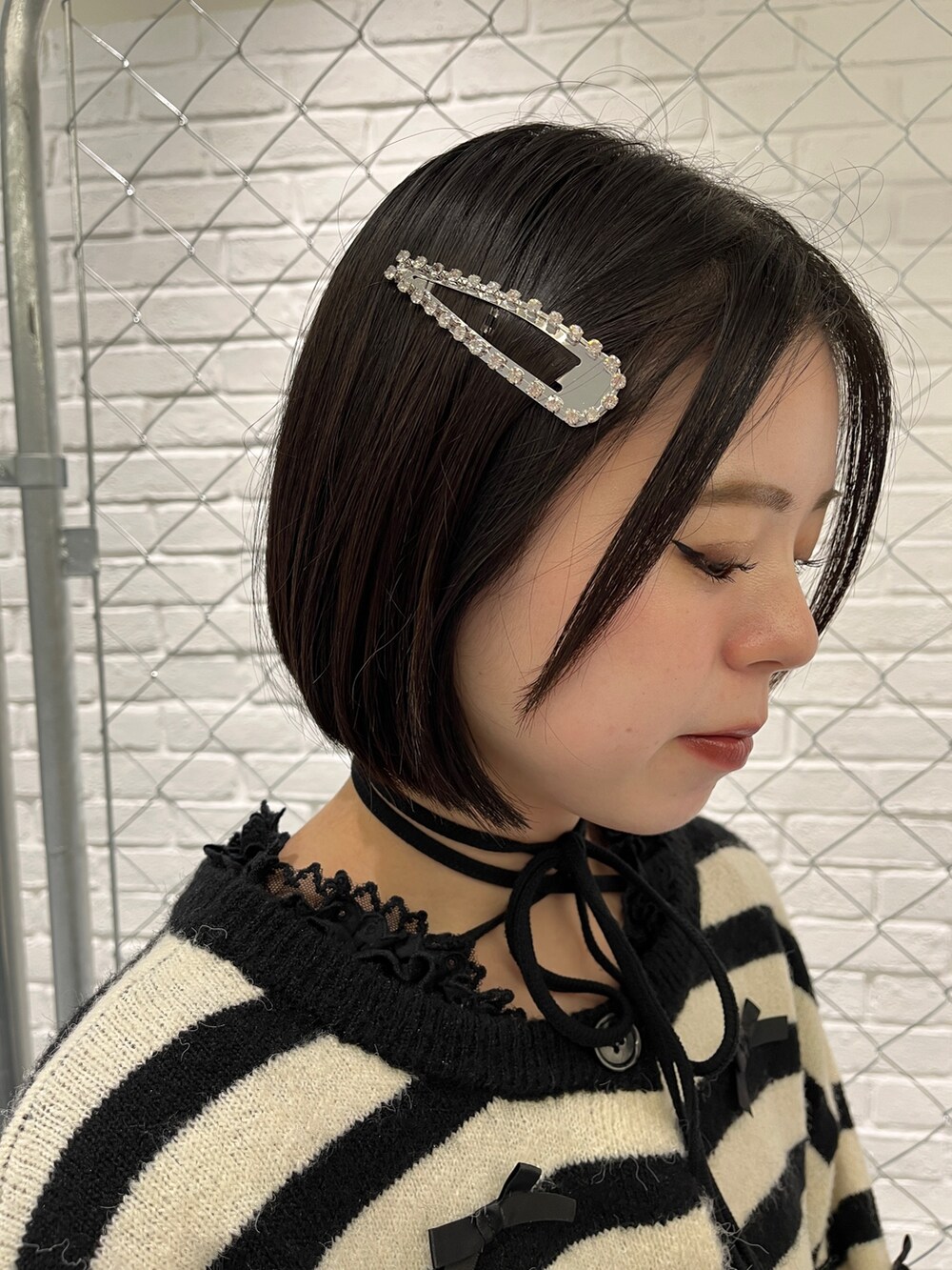 その他のカーディガン/ボレロ、ブラック系のTシャツ/カットソー、グレー系のスカートを着用したレディースの冬コーディネートの9枚目の写真