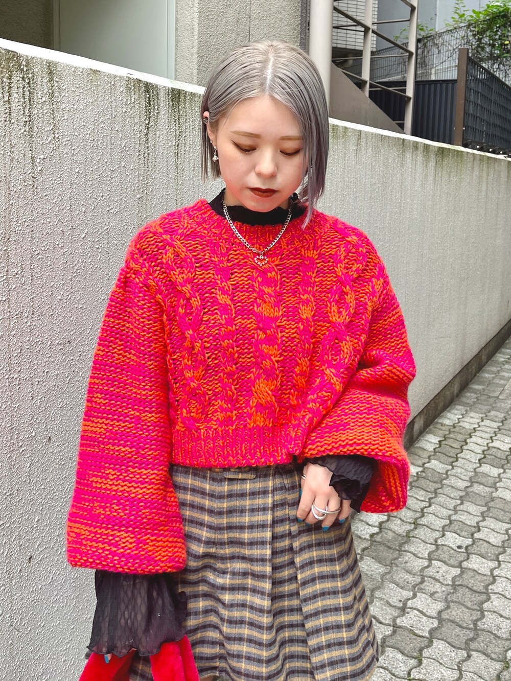 「カラーニット、ミニ丈コーデ、スカパン、クロップドニット、韓国ファッション、韓国コーデ、ハイトーンボブ、ウエスタンブーツ」｜「jouetieのベーシッククロップドニット（ニット/セーター、ピンク系）」を使った、MOMOKAさん（レディース・153cm）の秋コーディネートの5枚目の写真
