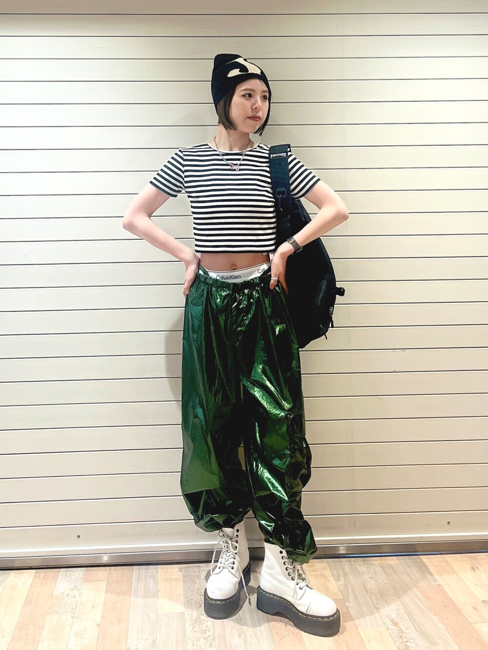 その他のTシャツ/カットソー、グリーン系のカーゴパンツ、ブラック系のバックパック/リュックを着用したレディースの春コーディネートの2枚目の写真